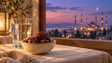 تمرات وكوب ماء قرب نافذة عند الشفق، مشهد توضيحي لمقال الصيام في المنام