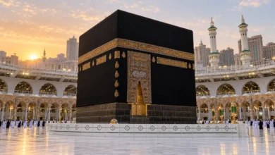صورة توضيحية للكعبة وكسوتها السوداء في ساحة المسجد الحرام عند الفجر، لمقال الكعبة في المنام