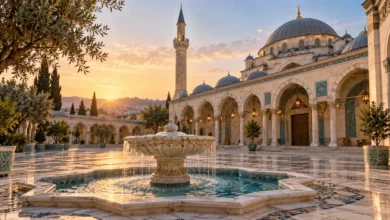 فناء مسجد بقبته ومئذنته ونافورته في ضوء الصباح لتوضيح المسجد في المنام
